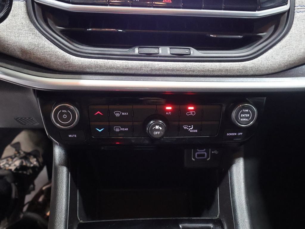 Certified 2024 Jeep Compass Latitude AWD/4WD image 14