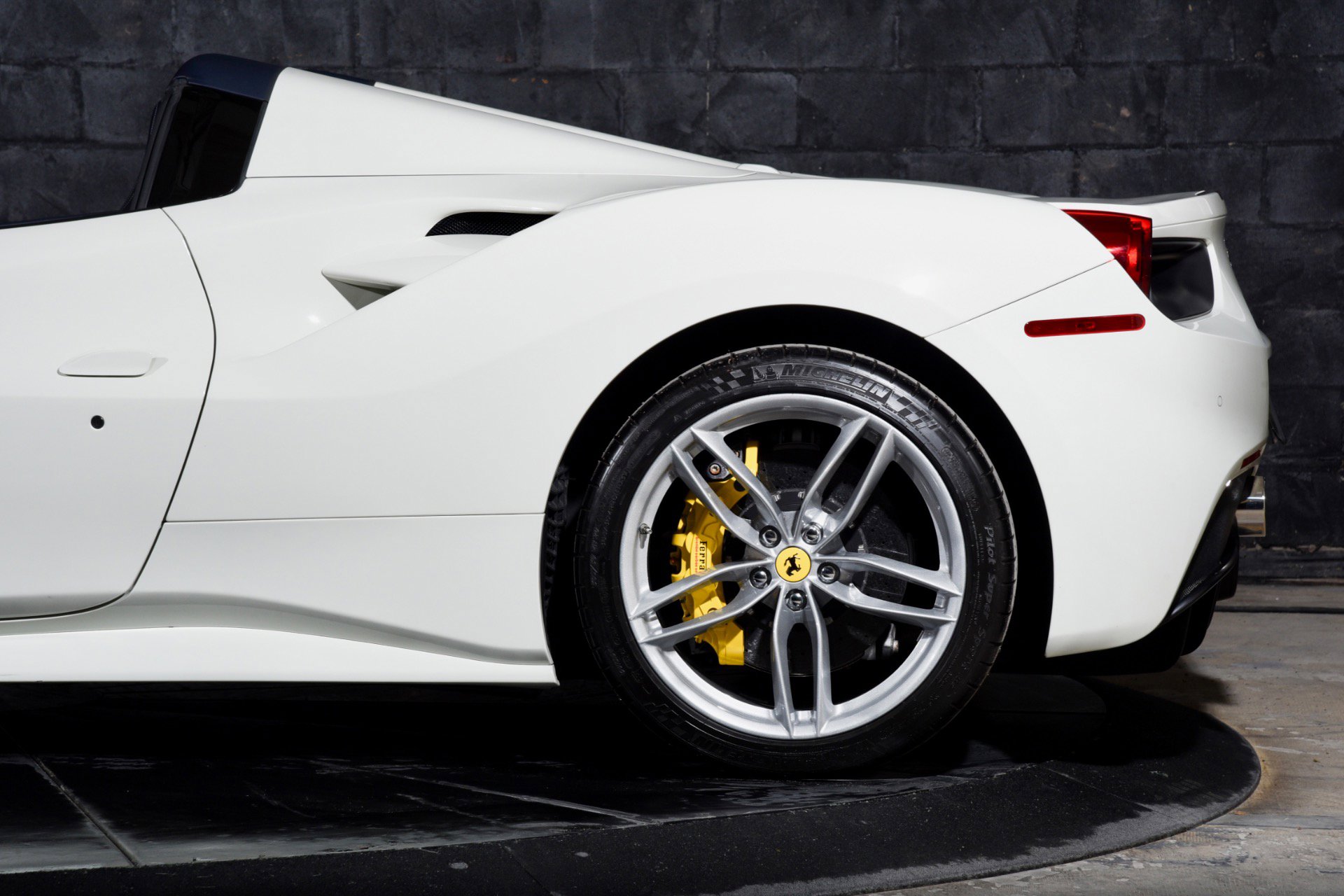 Used 2018 Ferrari 488 Spider image 34