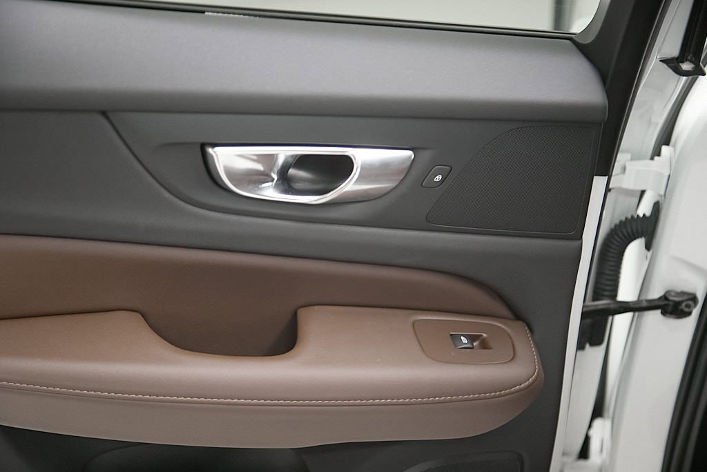 Certified 2024 Volvo V60 B5 Cross Country Ultimate image 19