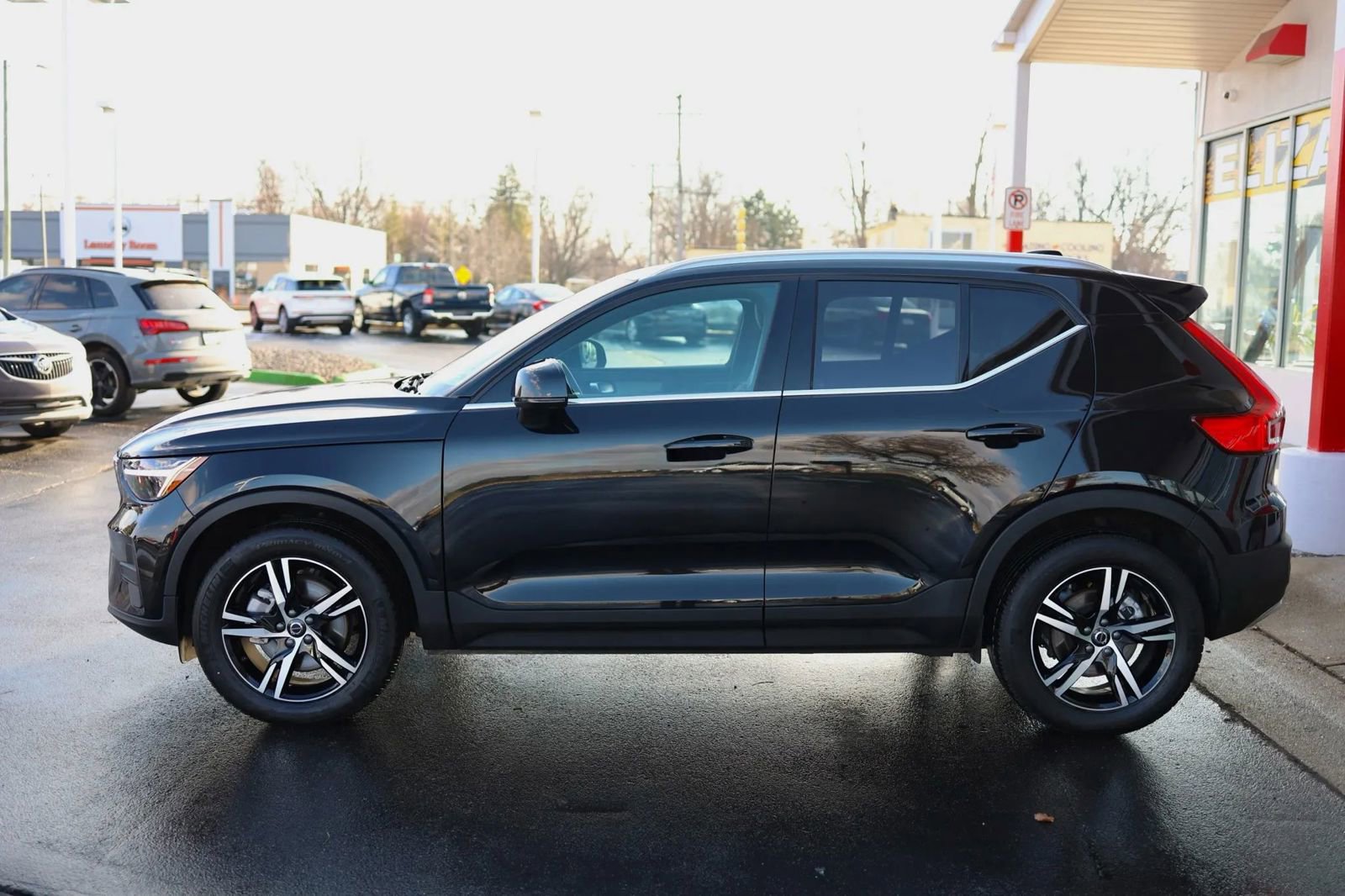 Used 2025 Volvo XC40 B5 Core image 8