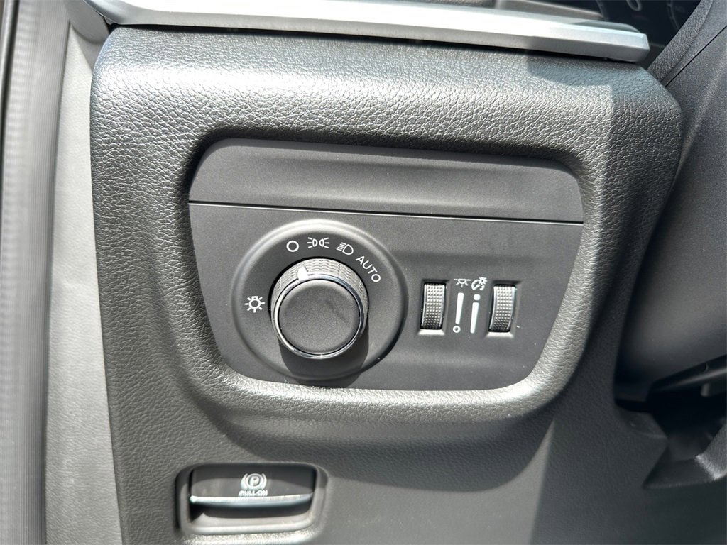 New 2025 Jeep Grand Cherokee Altitude image 31