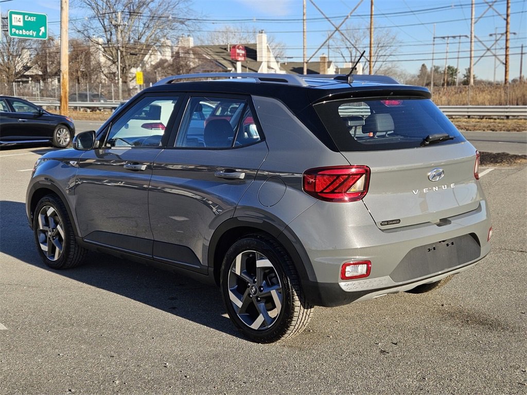 Used 2023 Hyundai Venue Limited image 3