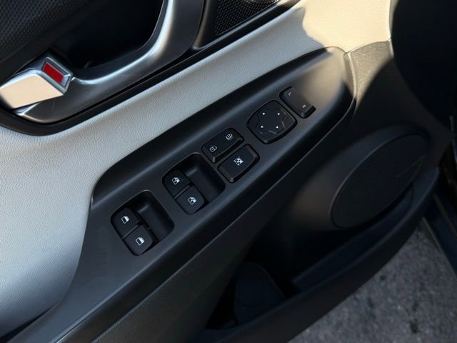 Used 2023 Hyundai Kona Limited image 14