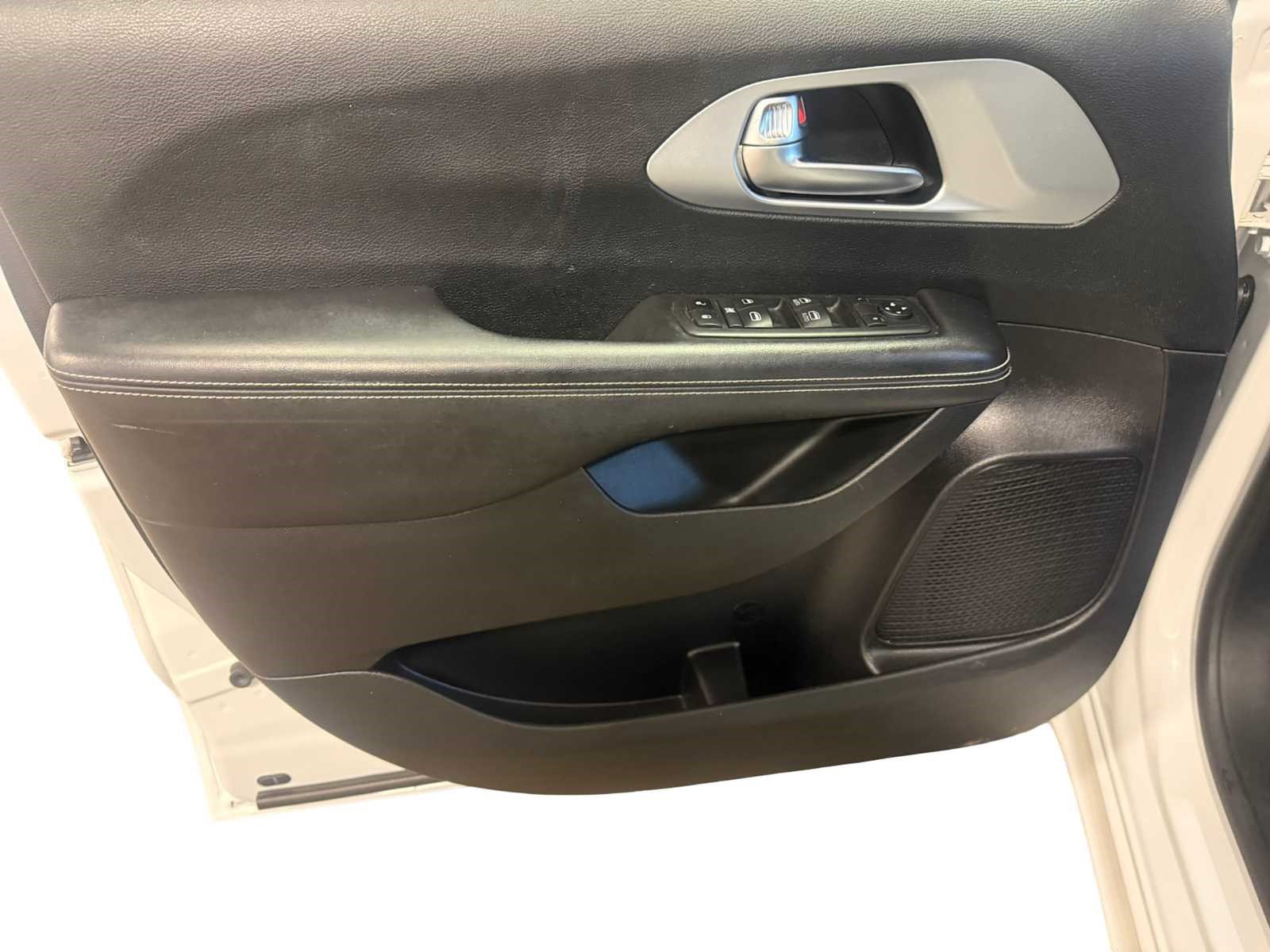 Used 2021 Chrysler Pacifica Touring w/ S Appearance Package FWD image 20