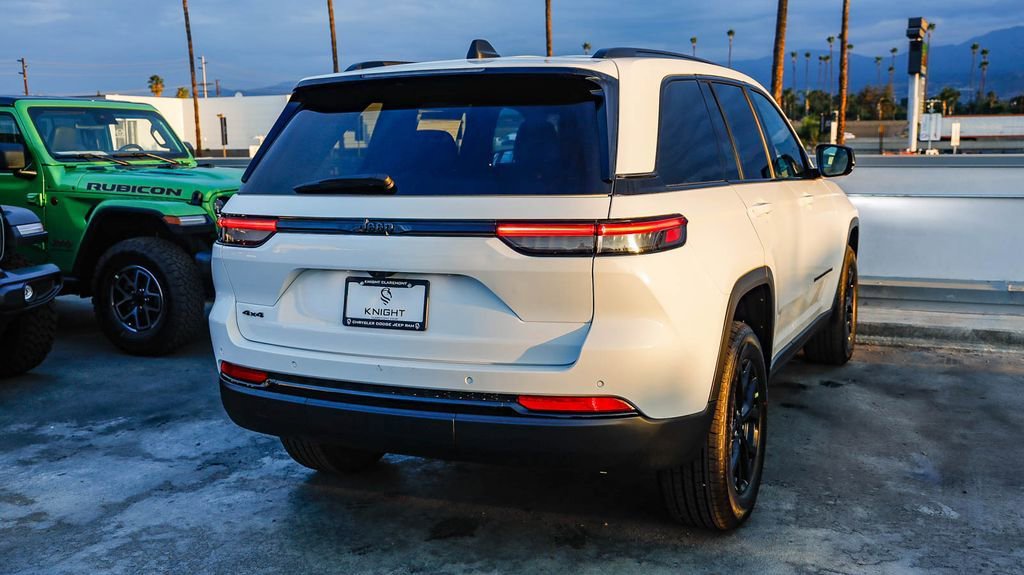 New 2025 Jeep Grand Cherokee Altitude image 9
