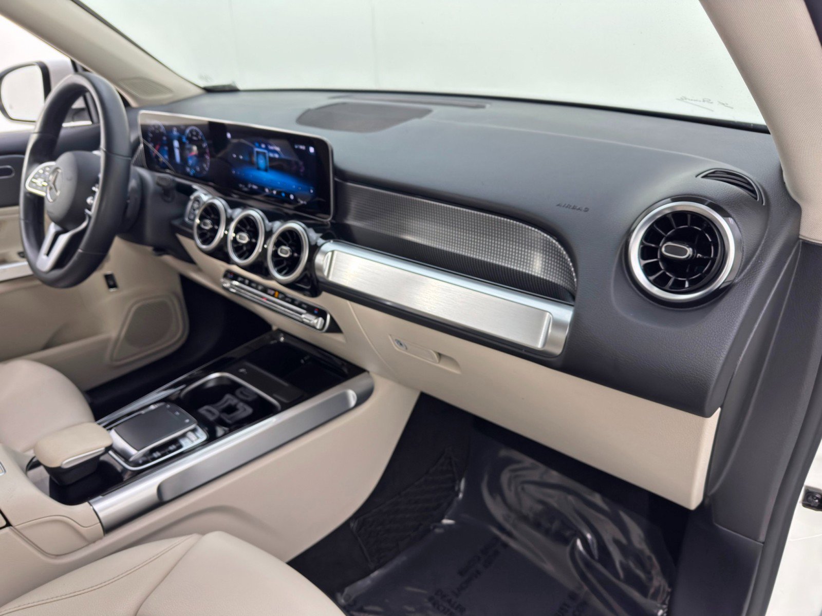 Used 2020 Mercedes-Benz GLB 250 4MATIC w/ Premium Package image 13