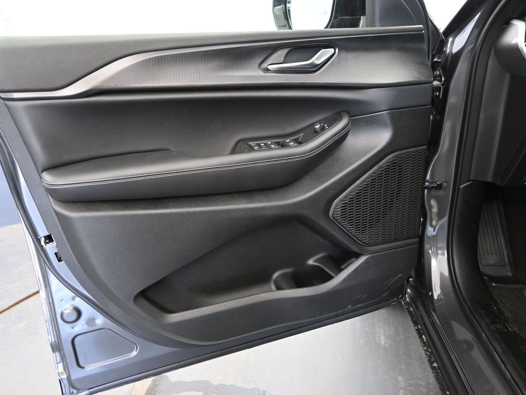 New 2025 Jeep Grand Cherokee L Altitude image 19