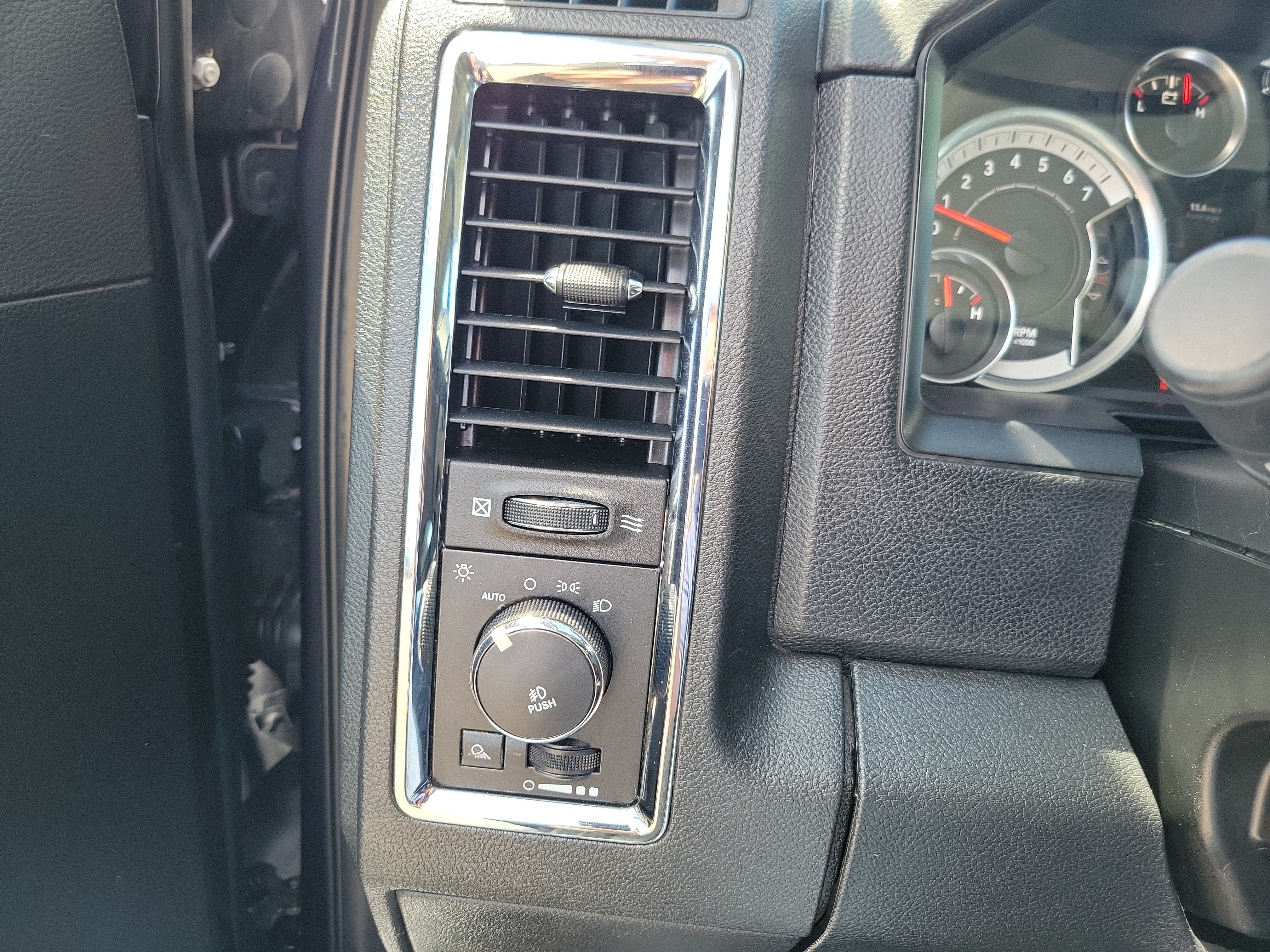 Used 2013 RAM 1500 Laramie w/ Convenience Group AWD/4WD image 19