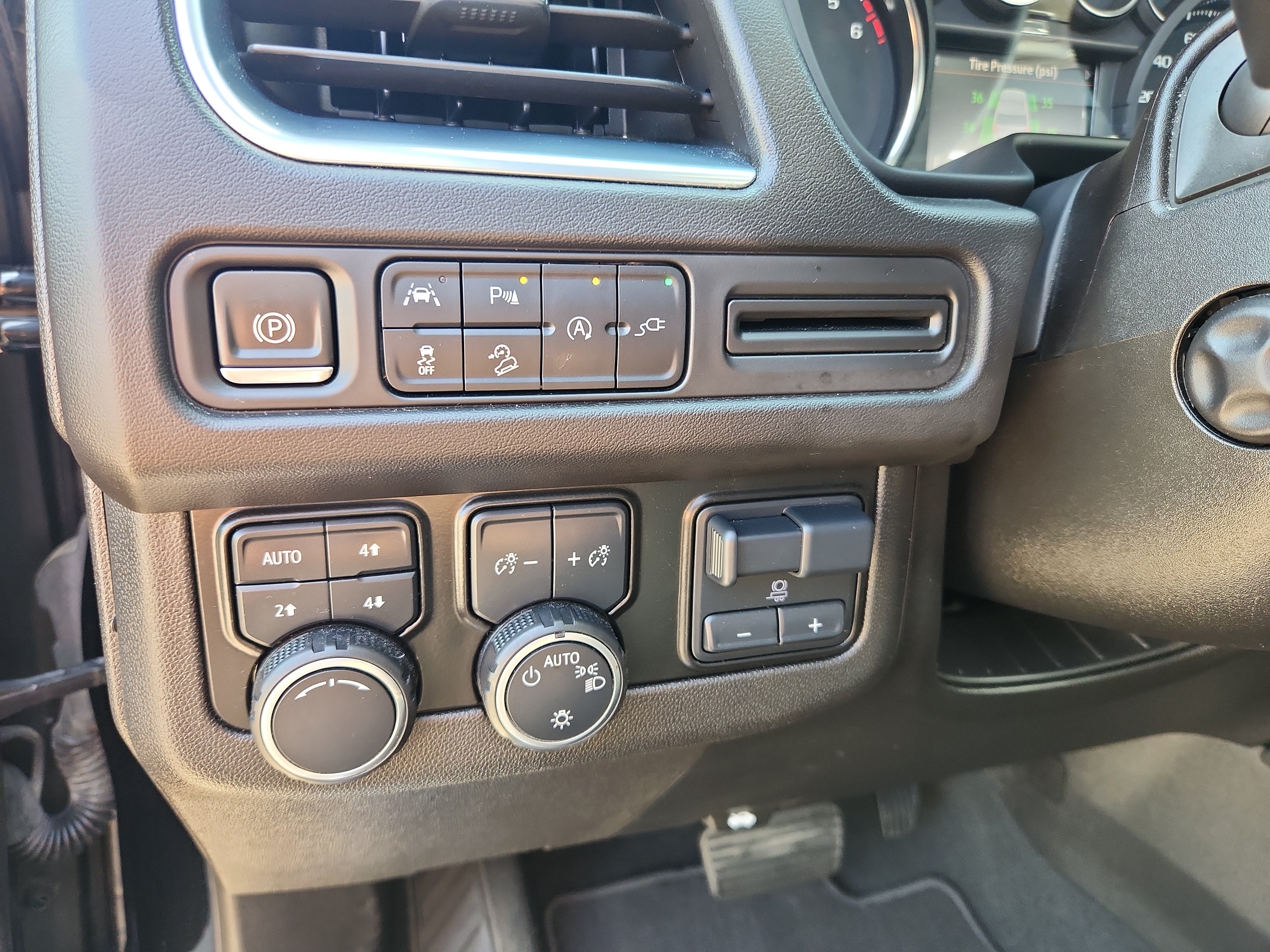 Used 2021 Chevrolet Suburban Z71 w/ Z71 Signature Package AWD/4WD image 25
