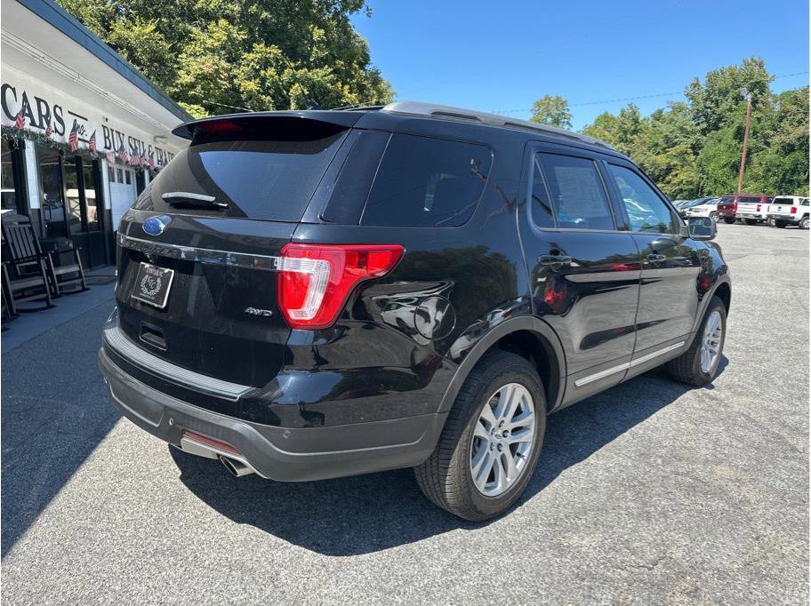 Used 2018 Ford Explorer XLT w/ Equipment Group 202A image 6