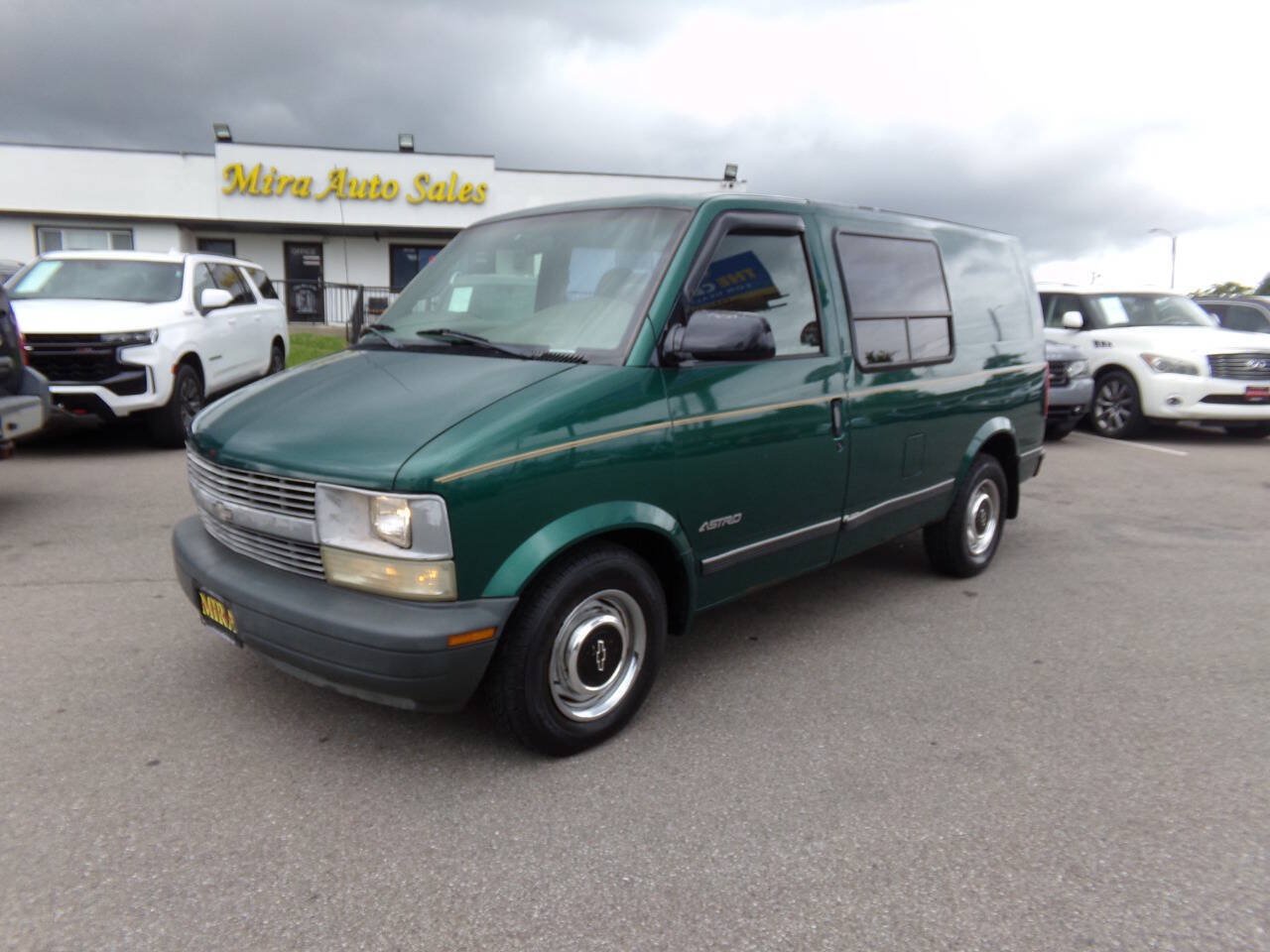 Used 1998 Chevrolet Astro w/ Convenience Group RWD image 1