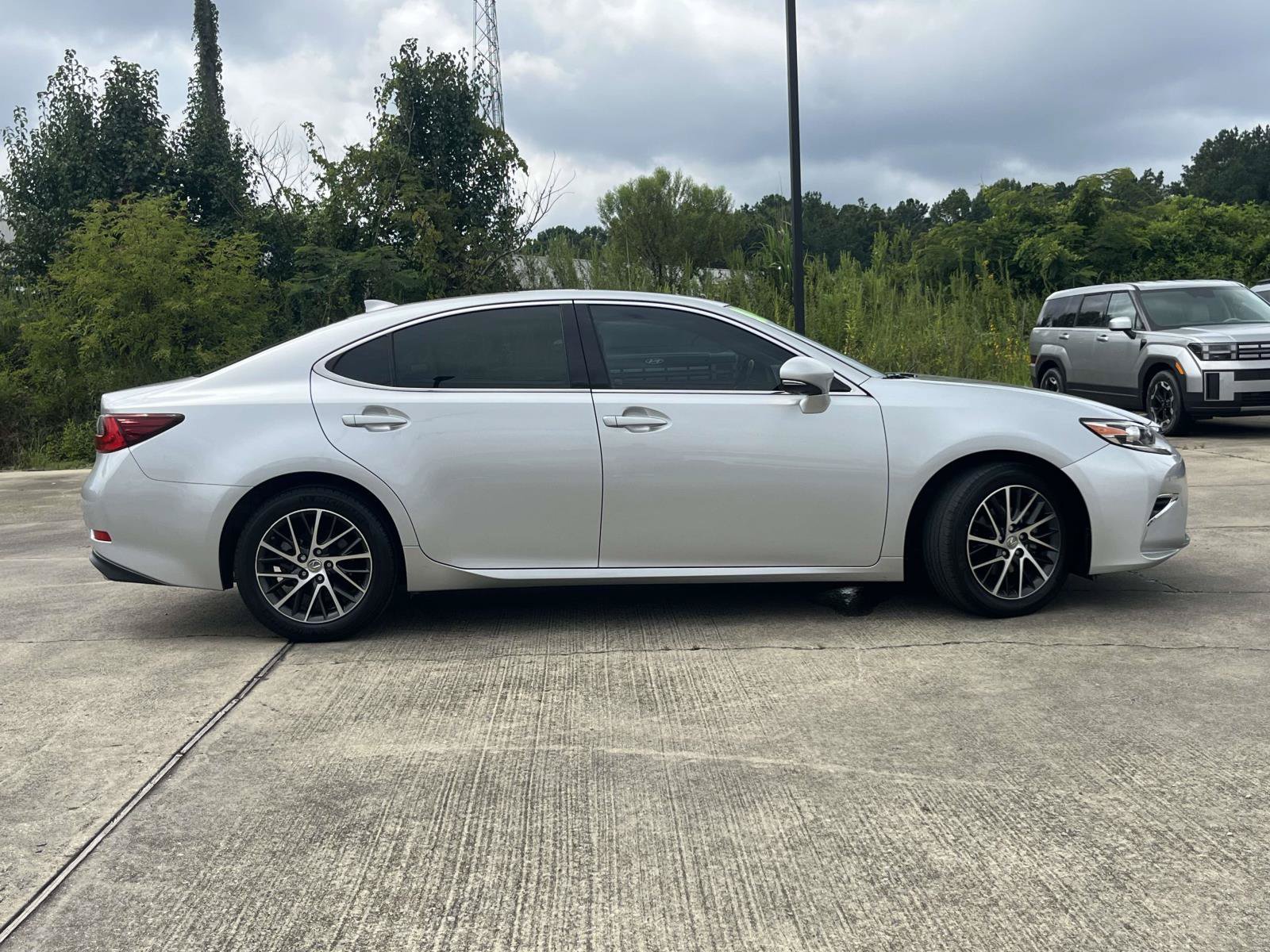 Used 2016 Lexus ES 350 w/ Luxury Package w/Wood Trim FWD image 2