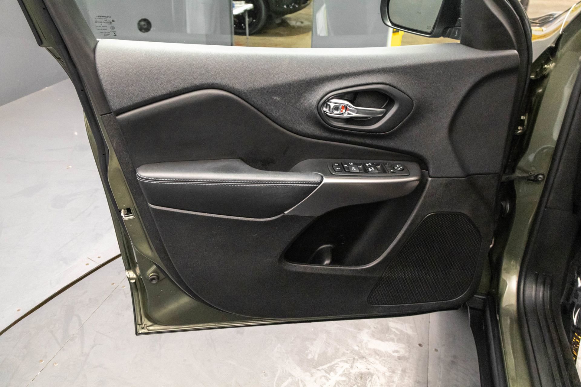 Used 2019 Jeep Cherokee Latitude Plus image 28