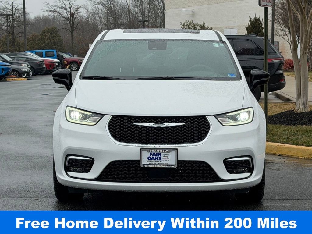 Used 2026 Chrysler Pacifica Select image 3