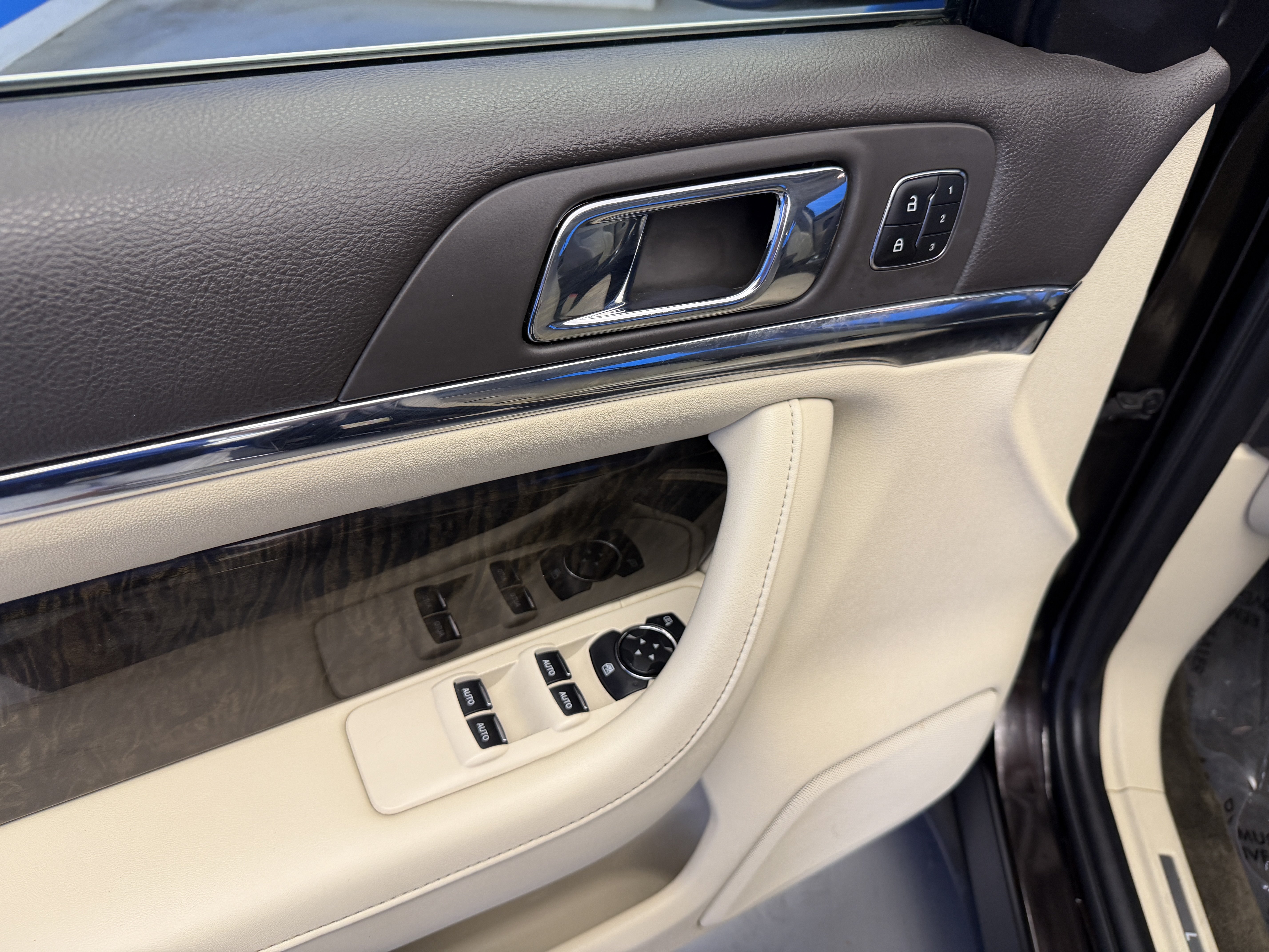 Used 2014 Lincoln MKS w/ Equipment Group 101A FWD image 10