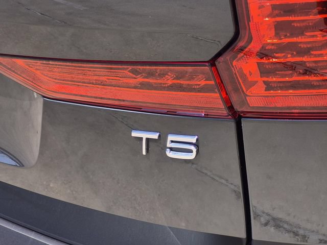 Used 2021 Volvo XC60 T5 Momentum w/ Premium Package FWD image 10
