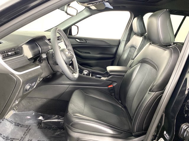 Used 2024 Jeep Grand Cherokee Altitude AWD/4WD image 16