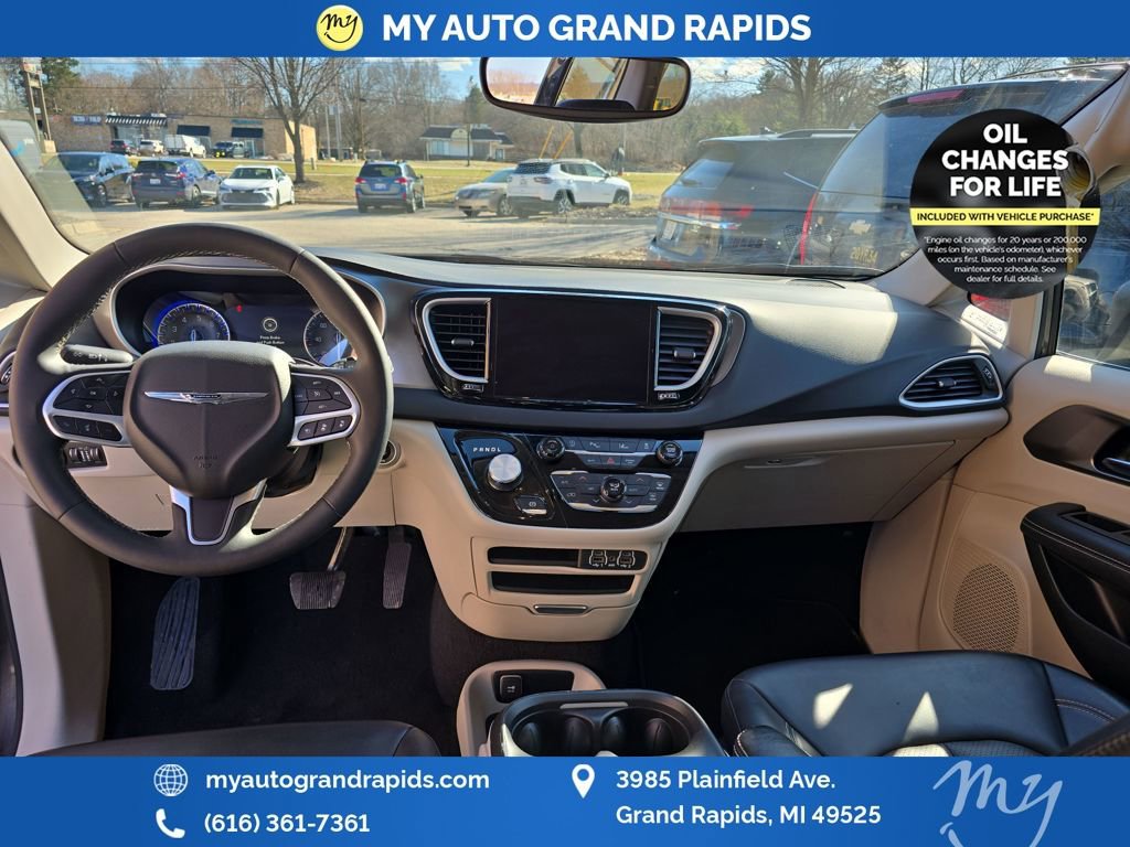 Used 2023 Chrysler Pacifica Touring-L image 12