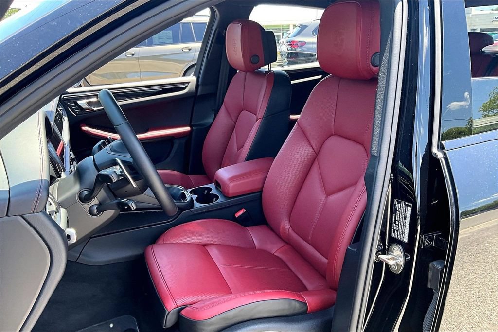 Used 2025 Porsche Macan AWD/4WD image 17