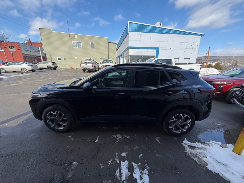 Used 2025 Chevrolet Trax LT image 2