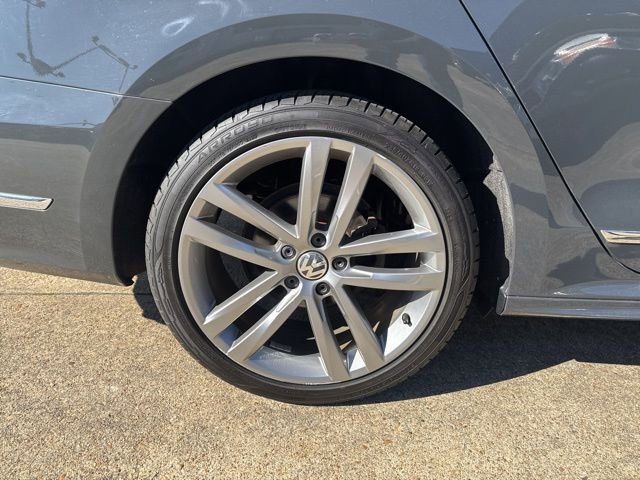 Used 2017 Volkswagen Passat 1.8T R-Line w/ R-Line Lighting Package image 10