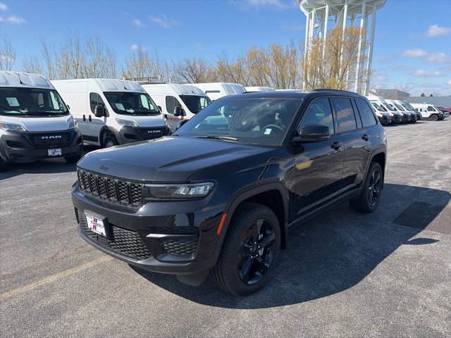 New 2025 Jeep Grand Cherokee Altitude w/ Trailer Tow Package AWD/4WD image 1