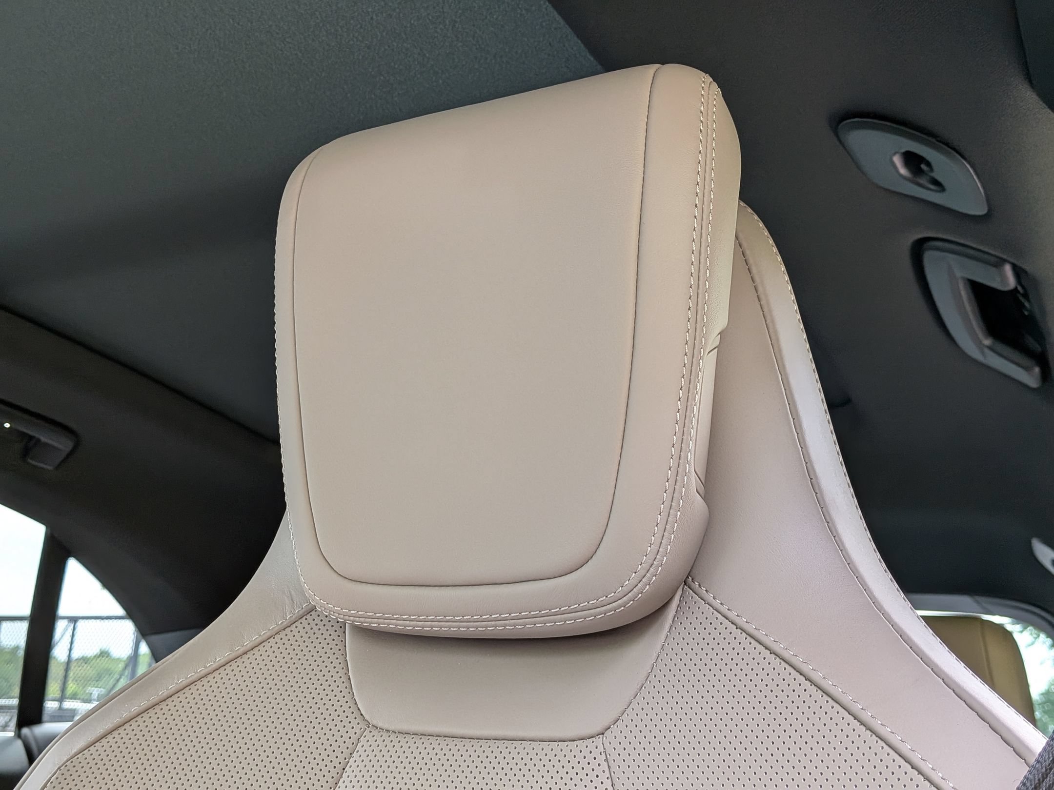 Used 2025 Porsche Macan Electric RWD image 6