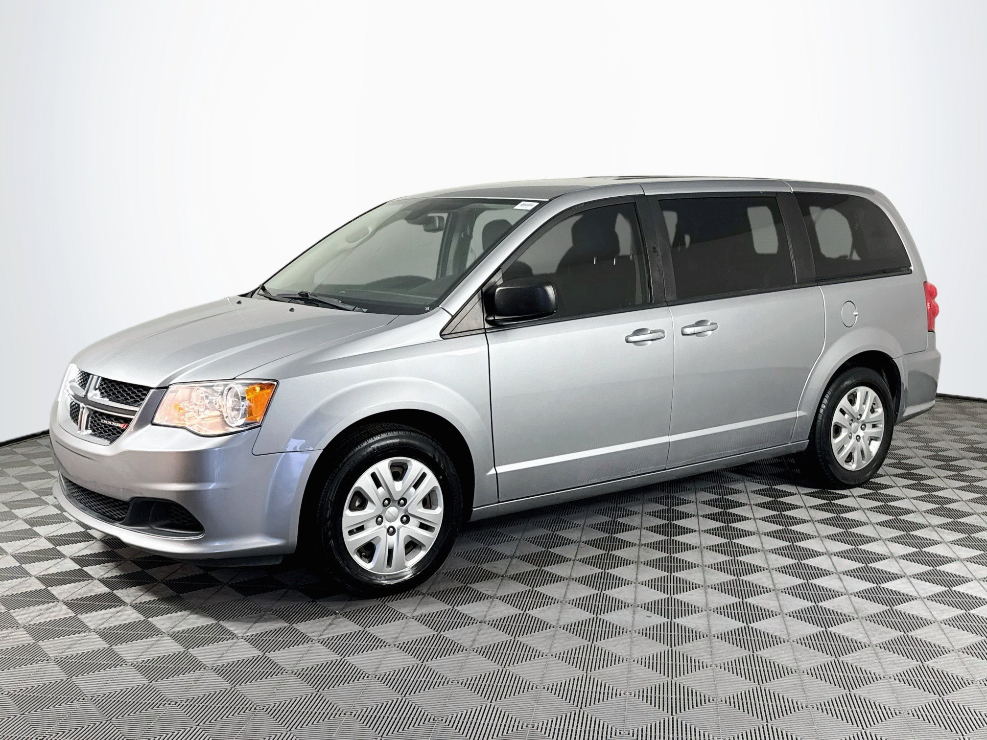 Used 2018 Dodge Grand Caravan SE FWD image 4