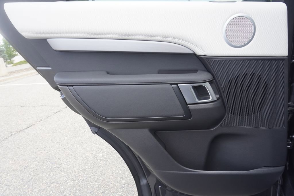 New 2025 Land Rover Discovery Dynamic SE image 28