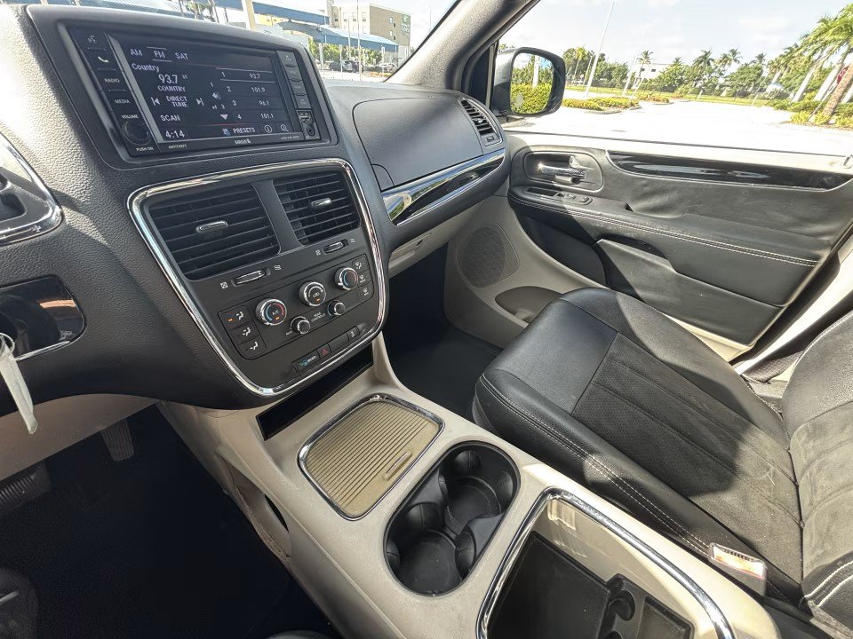Used 2019 Dodge Grand Caravan SXT FWD image 17