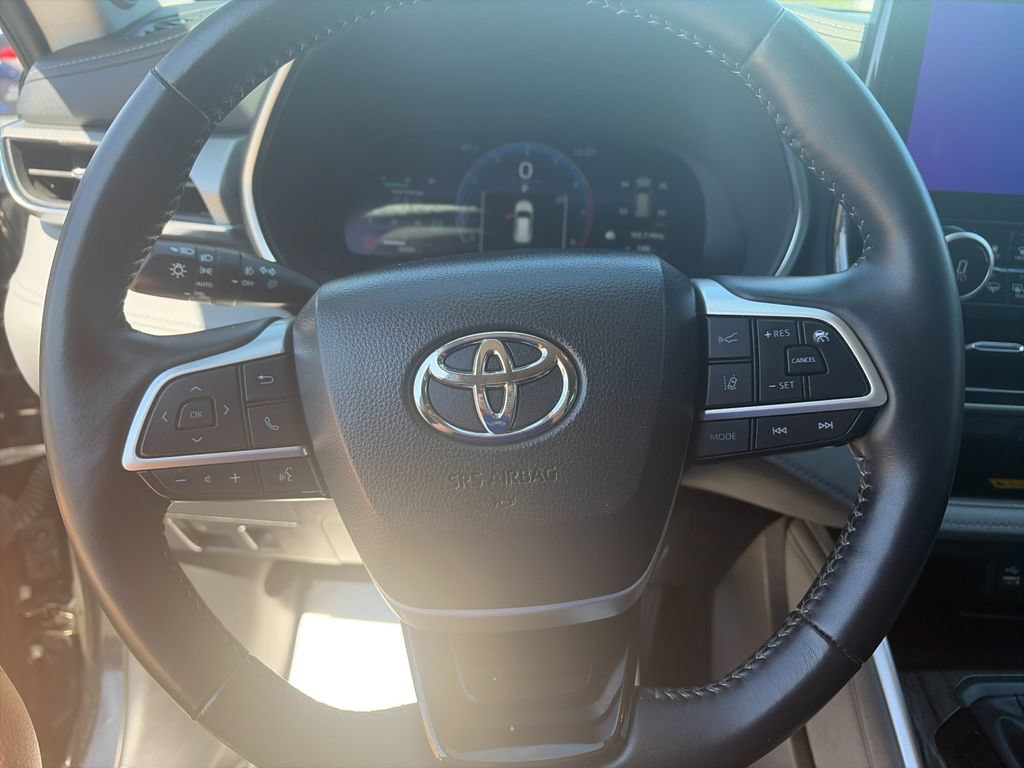 Used 2025 Toyota Highlander Platinum AWD/4WD image 27