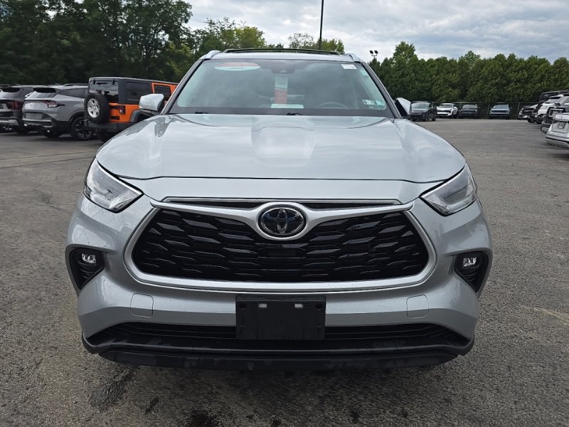 Used 2021 Toyota Highlander XLE AWD/4WD image 2