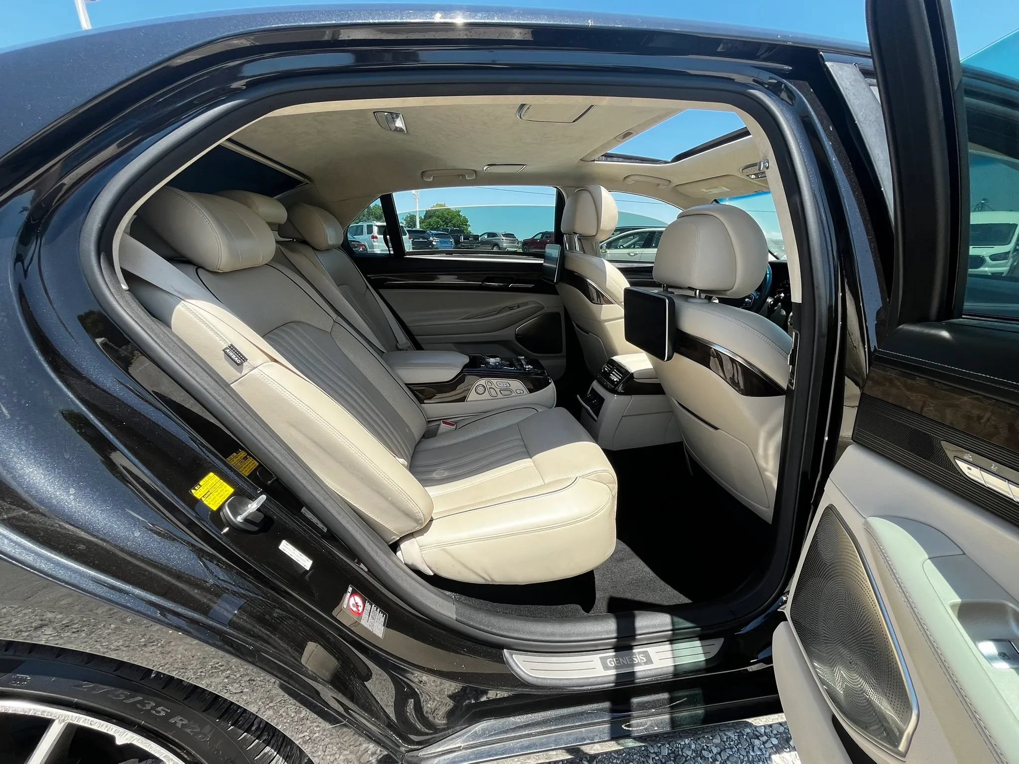 Used 2018 Genesis G90 5.0 Ultimate AWD/4WD image 11