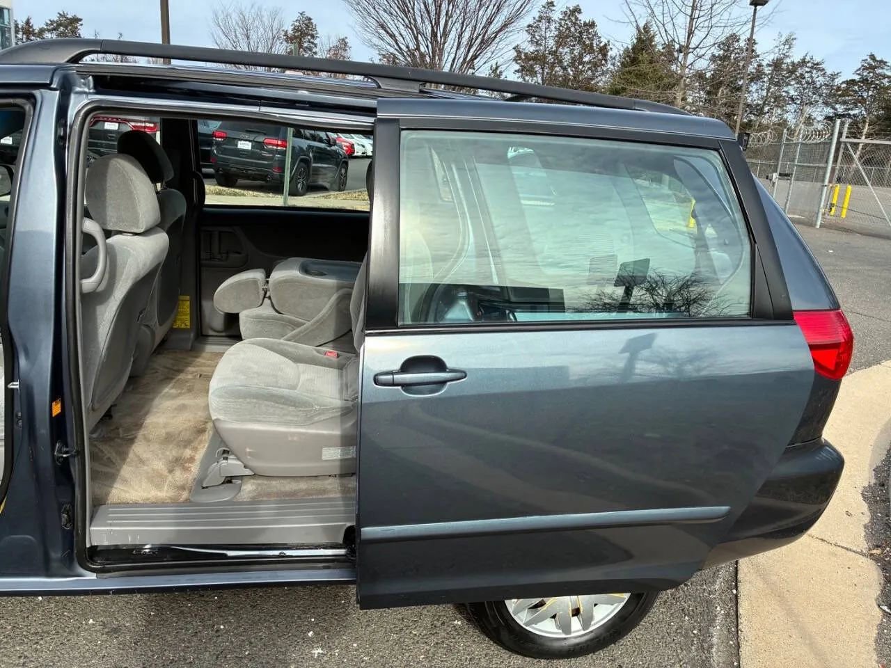 Used 2009 Toyota Sienna CE image 28