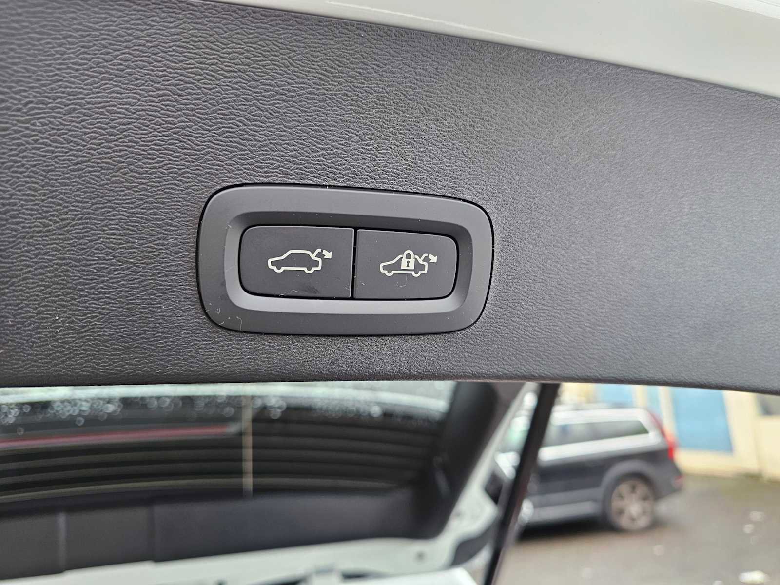 New 2025 Volvo XC40 B5 Core w/ Protection Package Premier image 18