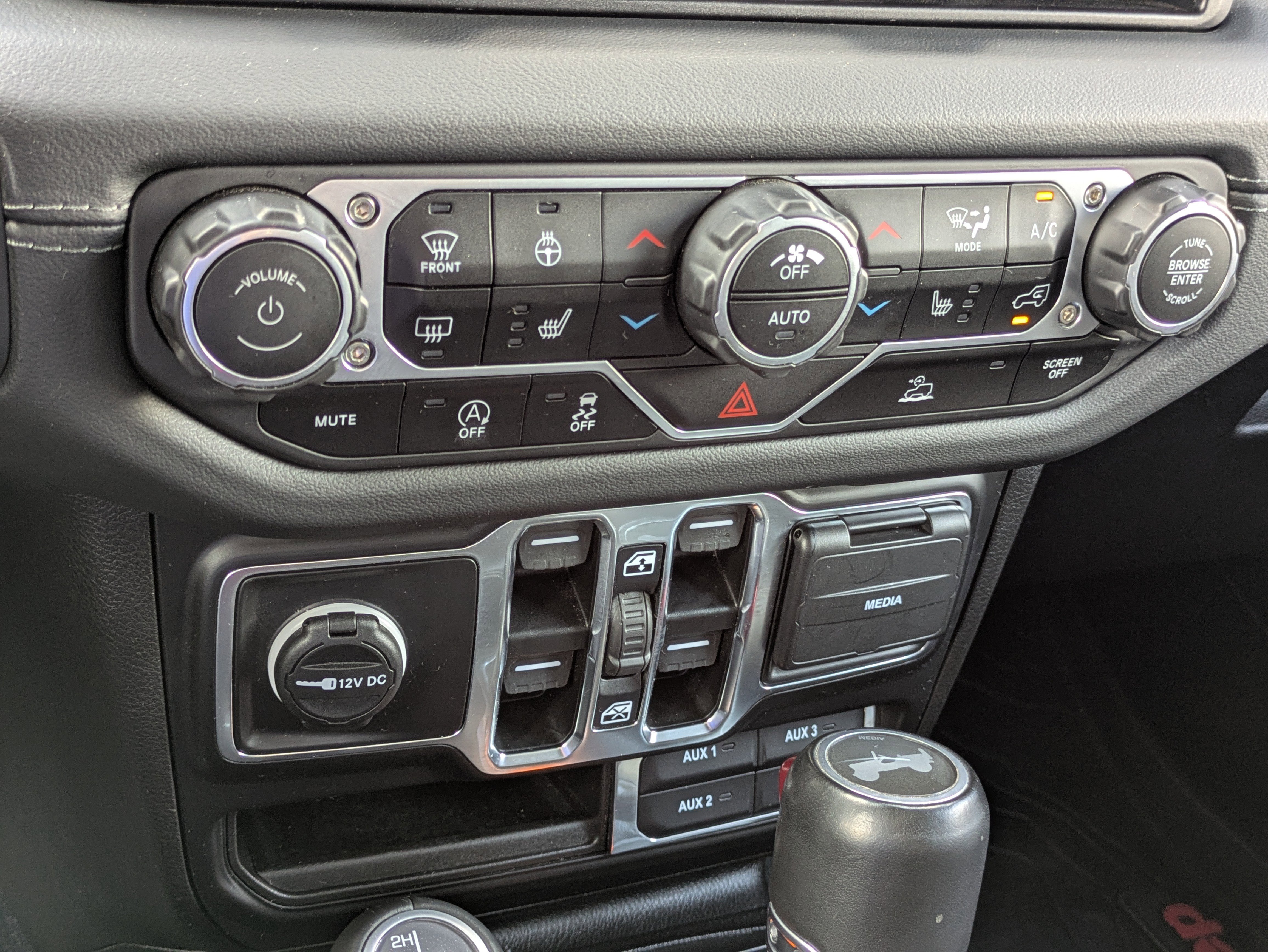 Used 2024 Jeep Wrangler Sahara image 15