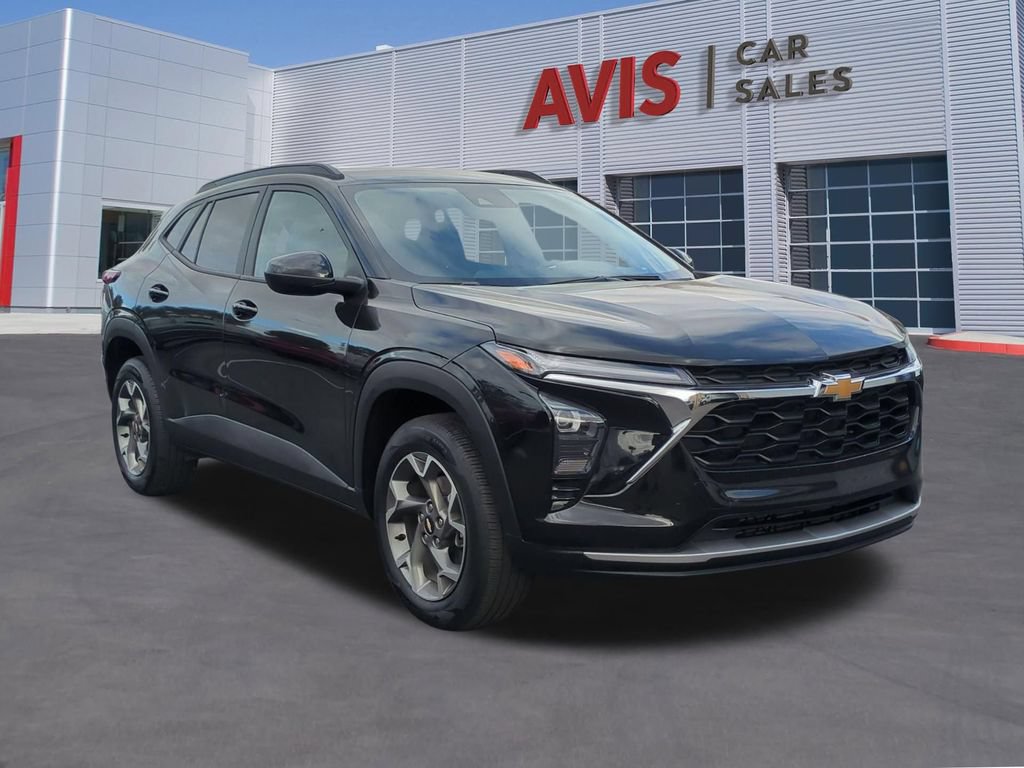 Used 2025 Chevrolet Trax LT w/ LT Convenience Package FWD image 3