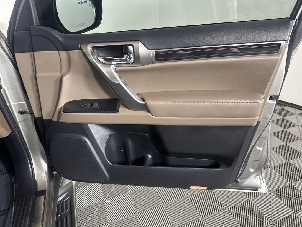 Used 2023 Lexus GX 460 Premium w/ Accessory Package AWD/4WD image 14