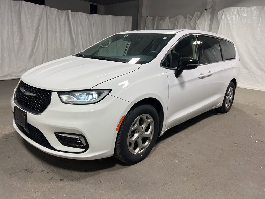 Used 2024 Chrysler Pacifica Limited image 3