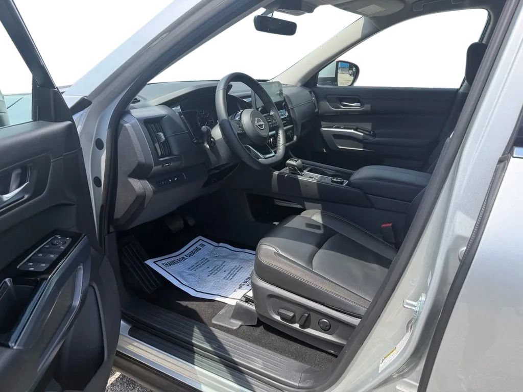 Used 2025 Nissan Pathfinder SL w/ Black Appearance Package AWD/4WD image 11