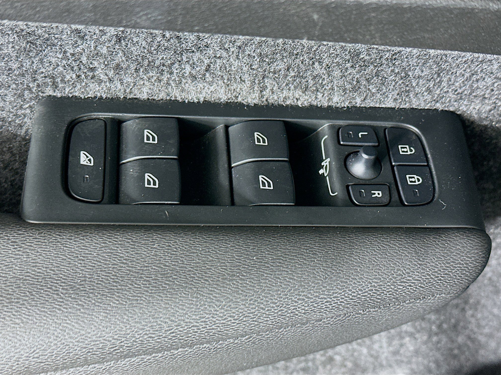 Used 2025 Volvo XC40 B5 Core image 15