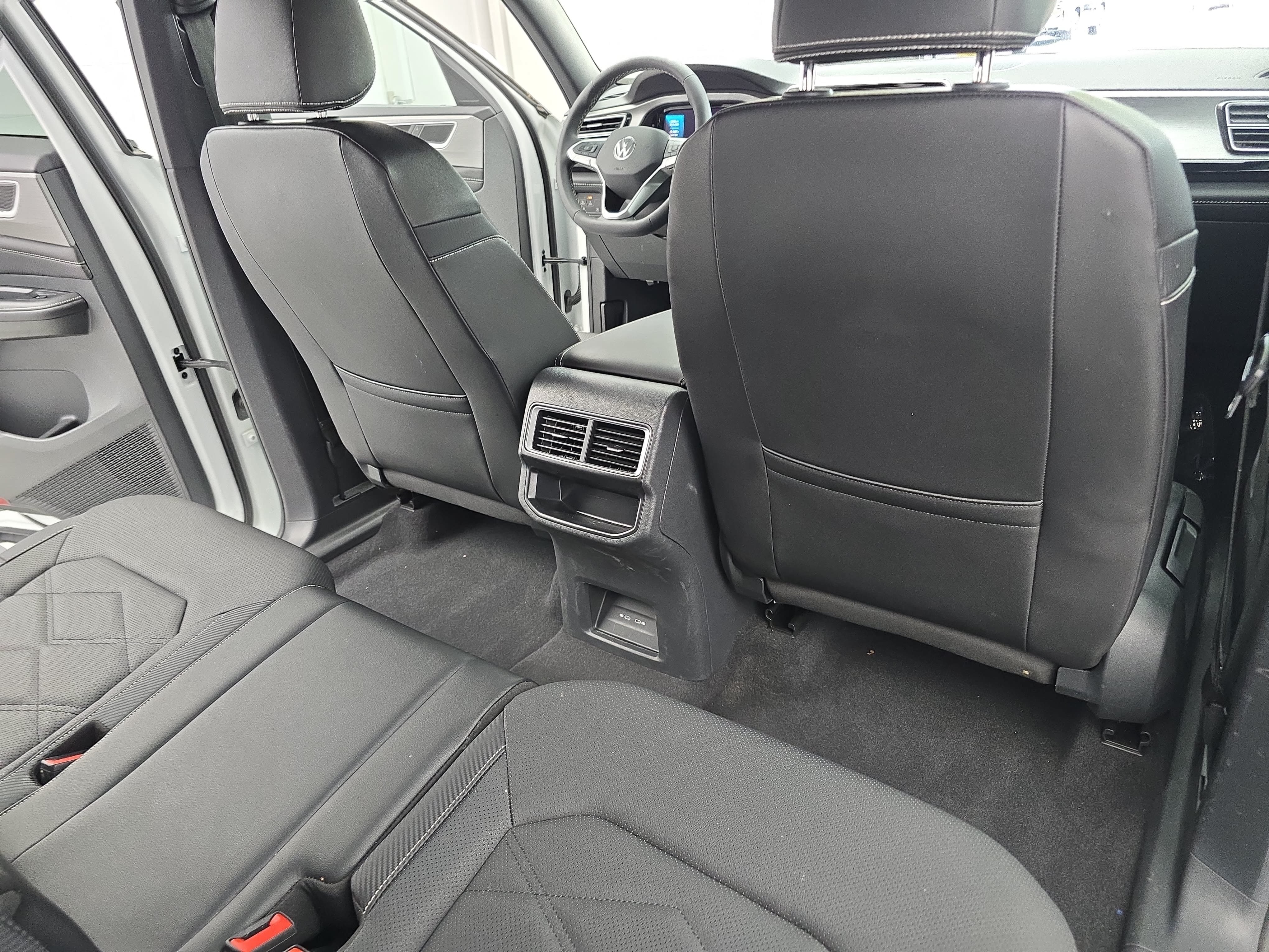 Certified 2024 Volkswagen Atlas Cross Sport SE AWD/4WD image 11