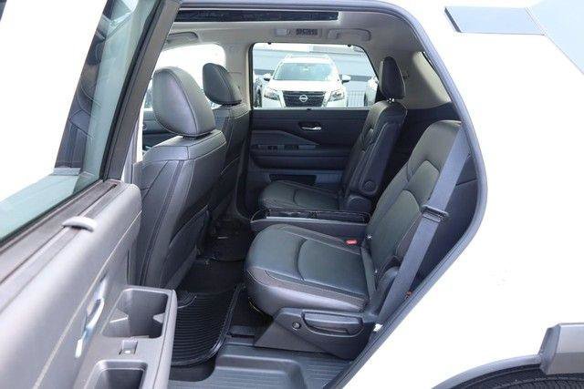 Used 2025 Nissan Pathfinder SL w/ SL Premium Package FWD image 24