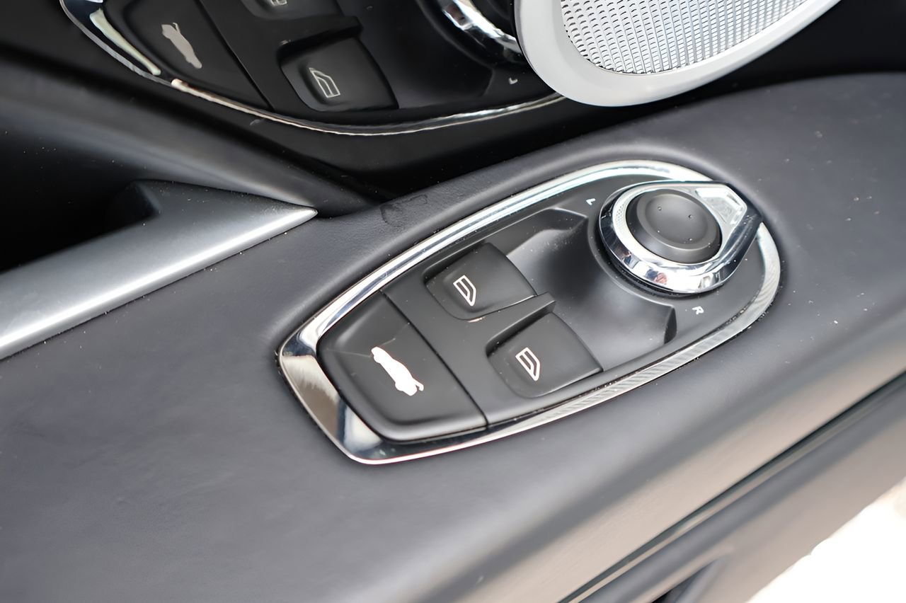 Used 2022 Aston Martin DB11 Volante RWD image 12