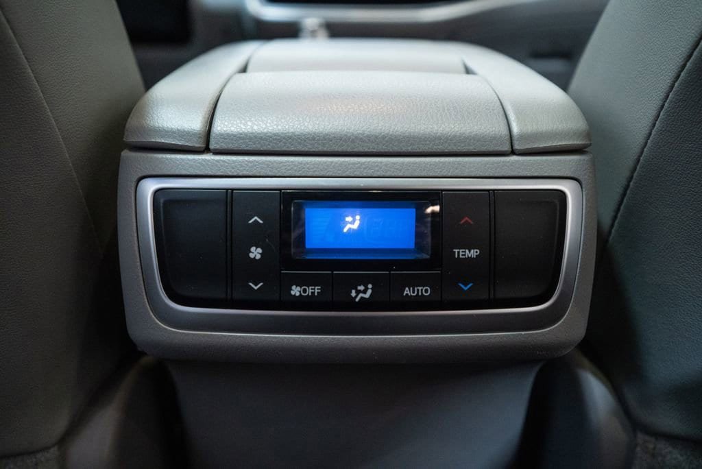Used 2018 Toyota Highlander XLE AWD/4WD image 37