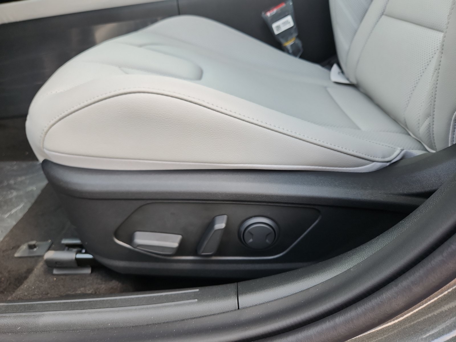 New 2026 Hyundai Elantra Limited FWD image 14