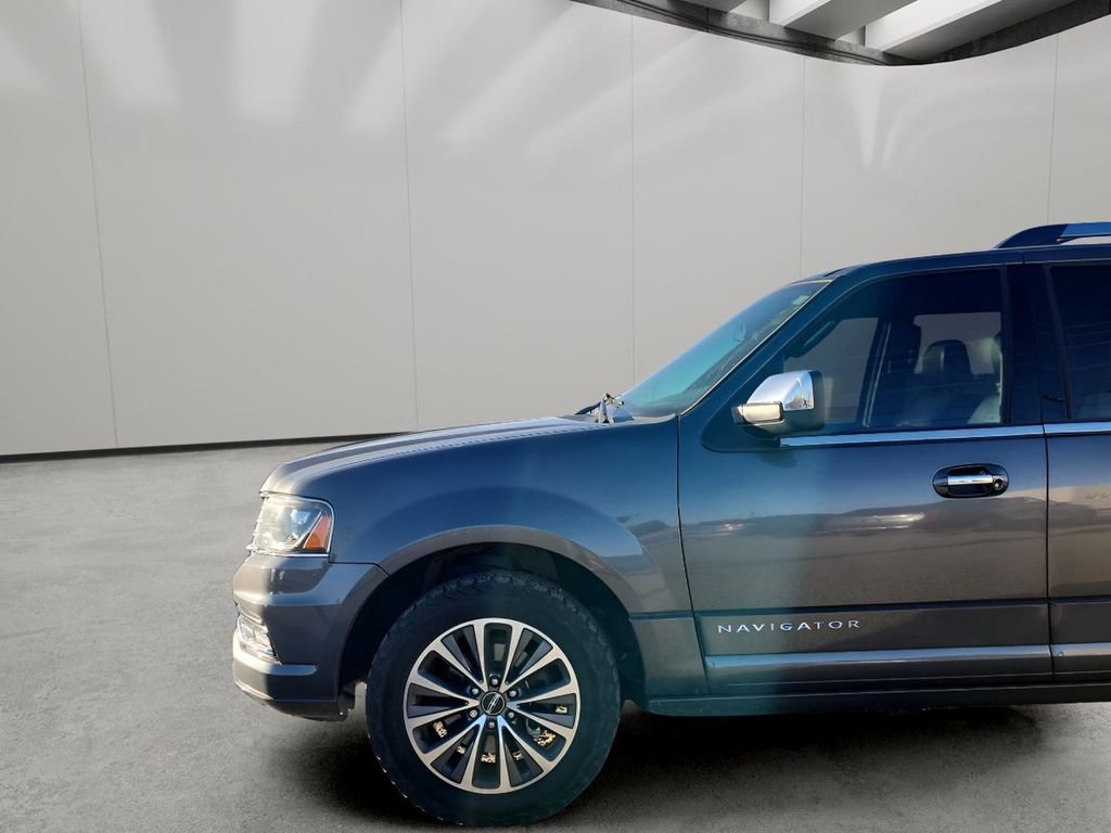 Used 2017 Lincoln Navigator Select image 11