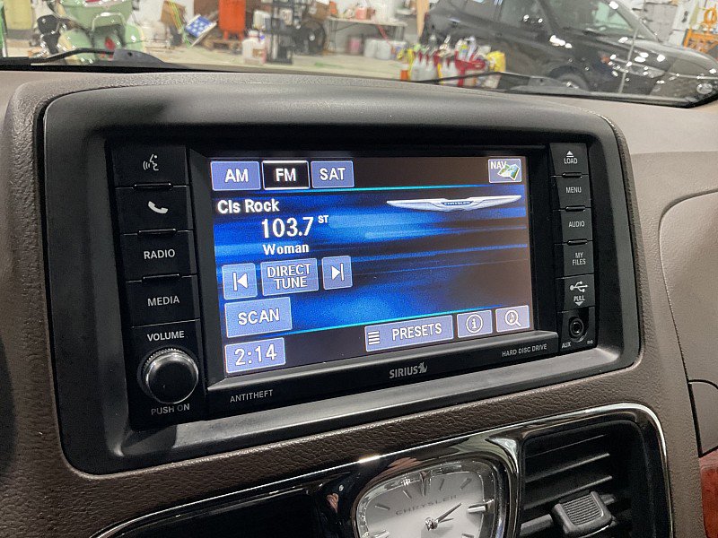 Used 2014 Chrysler Town & Country Limited w/ Luxury Group image 24