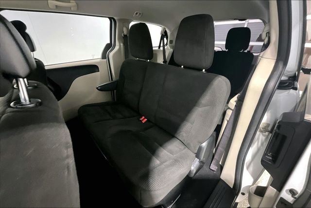 Used 2017 Dodge Grand Caravan SE w/ UConnect Hands-Free Group image 23