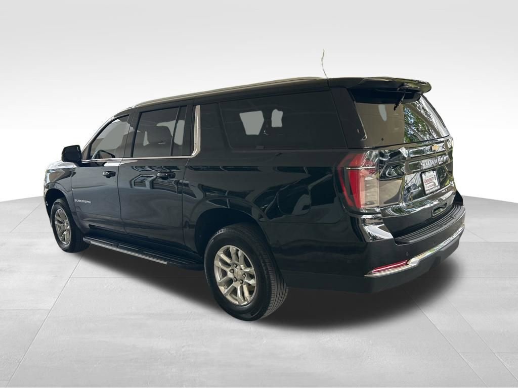 Used 2025 Chevrolet Suburban LS RWD image 4